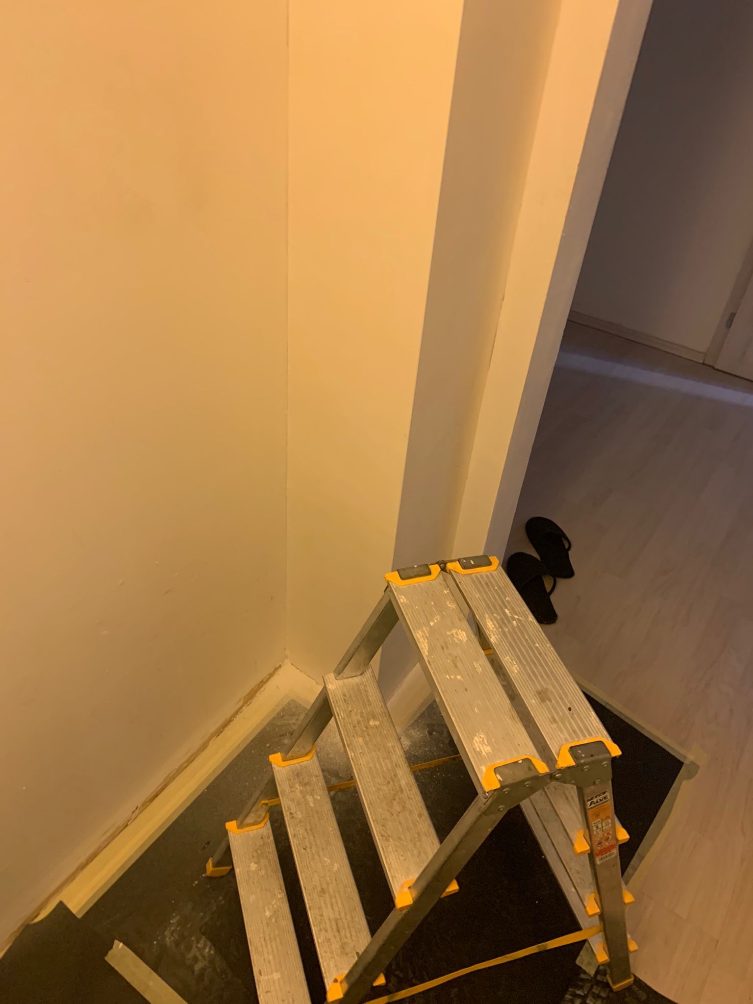 Vymaľovanie novej sadrokartónovej steny v byte po zatečení